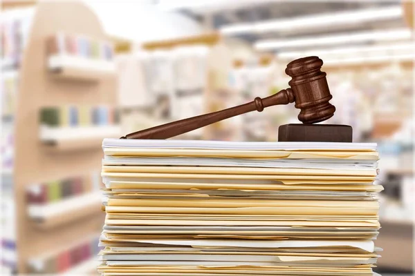 Stos Dokumentów Prawodawstwa Drewniany Młotek System Prawny Sprawiedliwości — Zdjęcie stockowe