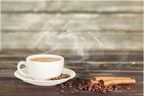 Taza Café Granos Café Dispersos Sobre Fondo Madera —  Fotos de Stock