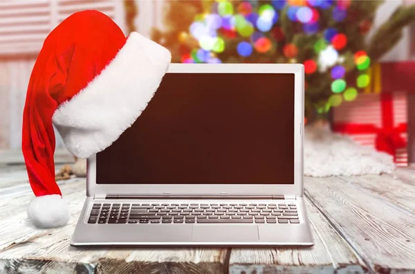 Gros Plan Ordinateur Portable Argent Avec Chapeau Père Noël Sur — Photo