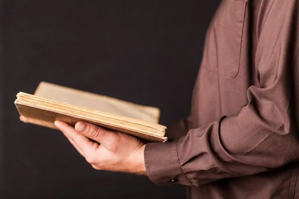 남자 읽기 성경 — 스톡 사진