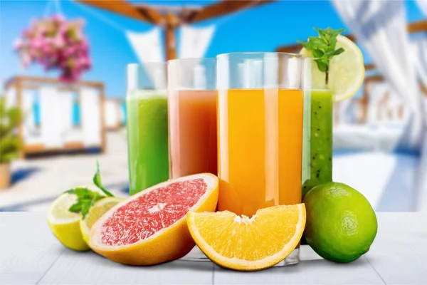 Vários Sucos Saudáveis Com Frutas Frescas — Fotografia de Stock