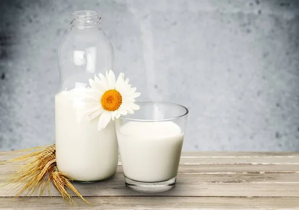 Burk Och Glas Med Mjölk Träbord — Stockfoto