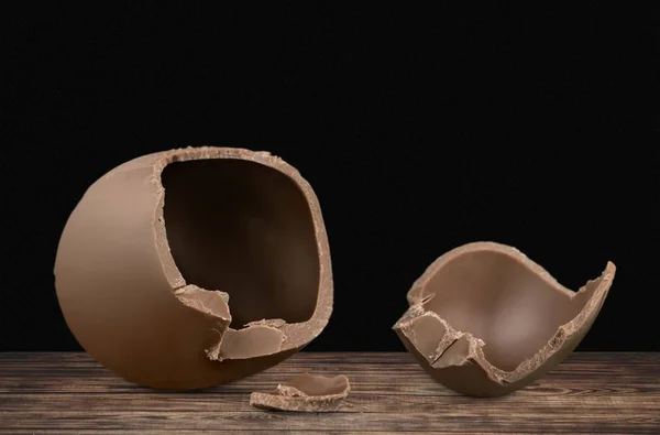 Σπασμένα Σοκολατένιο Πασχαλινό Αυγό Στο Τραπέζι — Φωτογραφία Αρχείου