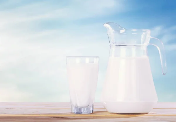 Glas Mit Milch Auf Holztisch — Stockfoto
