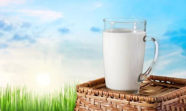 Молоко Вливається Склянку Крупним Планом — стокове фото