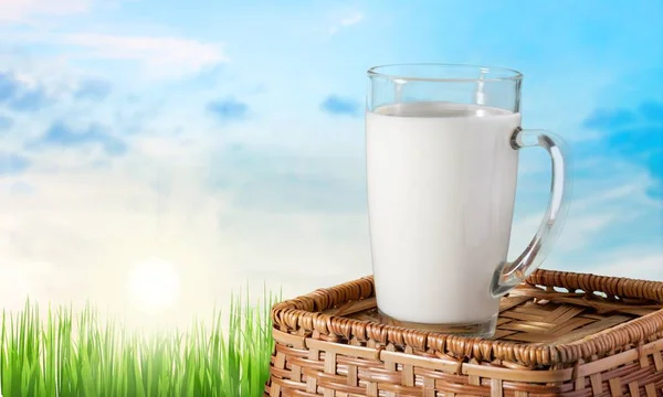 Milch Gießt Glas Nahaufnahme — Stockfoto