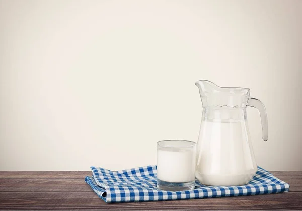 Burk Och Glas Med Mjölk Träbord — Stockfoto