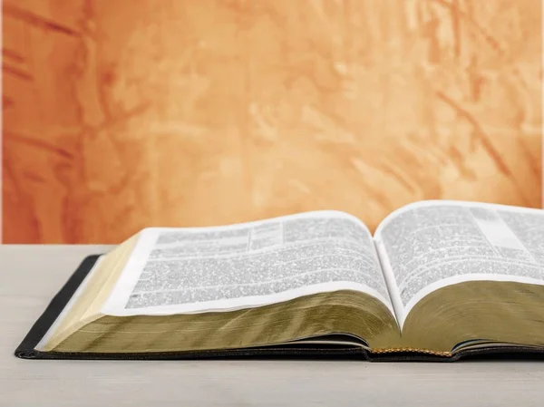 Столе Открытая Святая Библия — стоковое фото