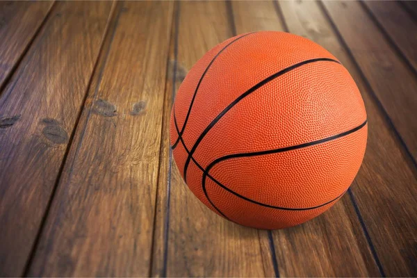 Bola Basket Oranye Meja Kayu — Stok Foto