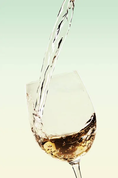 Vinho Branco Sendo Derramado Vinho Close — Fotografia de Stock