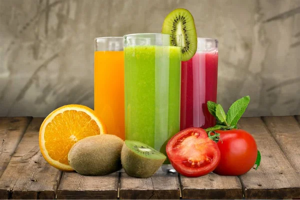 Olika Hälsosamma Juicer Med Färska Frukter — Stockfoto