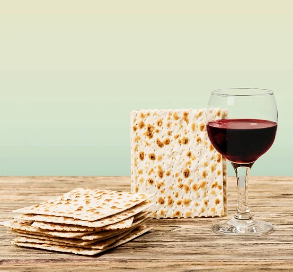 Matzah. Pasqua ebraica matzah isolato su bianco — Foto Stock