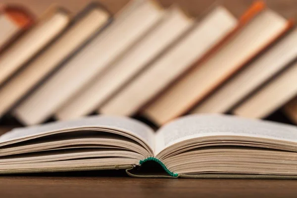 Livro Aberto Sobre Mesa Madeira Educação Conceito Aprendizagem — Fotografia de Stock