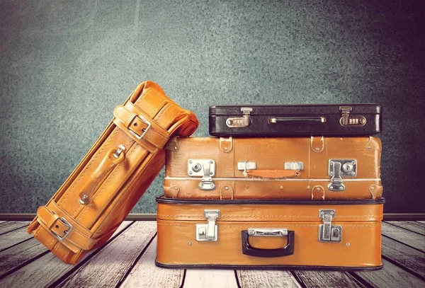 昔のスーツケースをスタックします 旅行のコンセプト — ストック写真