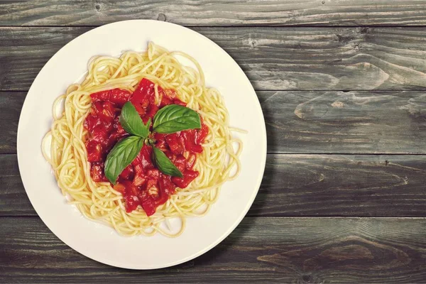 Massa Italiana Com Molho Tomate Prato Branco — Fotografia de Stock