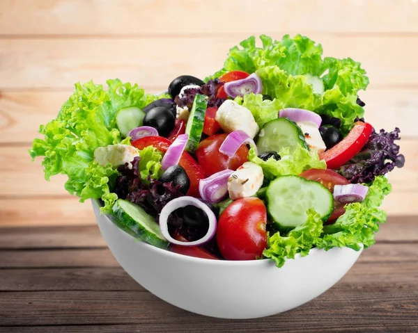 Salade Grecque Aux Légumes Frais Sur Fond — Photo