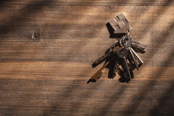 木製の背景に装身具と家の鍵 — ストック写真