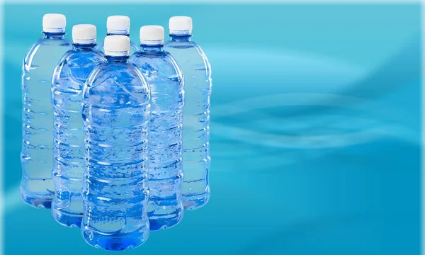 Plastikflaschen Mit Wasser Isoliert Auf Weiß — Stockfoto