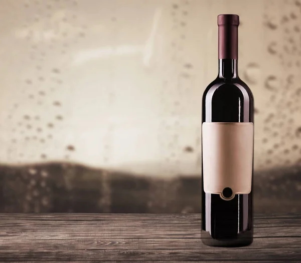 Botella Con Vino Tinto Sobre Mesa Madera — Foto de Stock