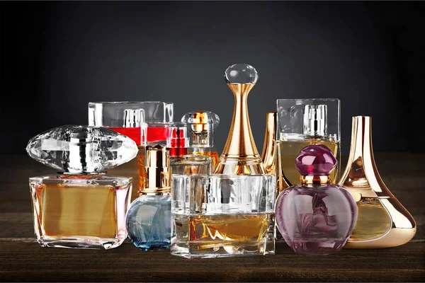Bouteilles Parfums Aromatiques Sur Fond Sombre — Photo