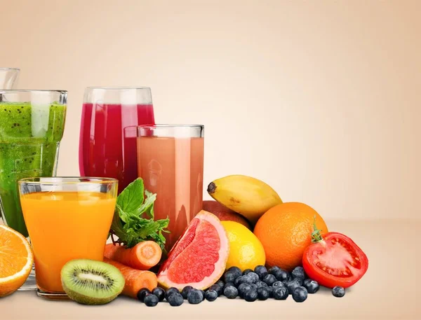 Taze meyve ile çeşitli sağlıklı meyve suları