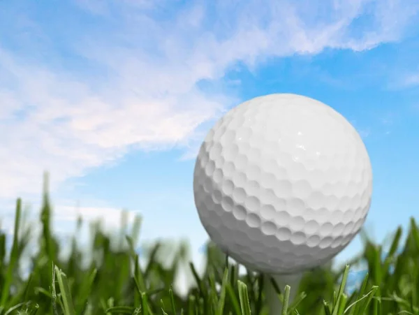 Golfball Auf Dem Abschlag Auf Grünem Gras — Stockfoto