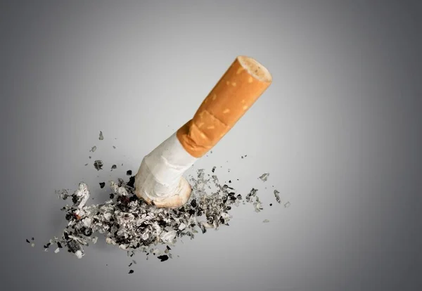 Füstölt Cigaretta Helyettes Kiadványról — Stock Fotó