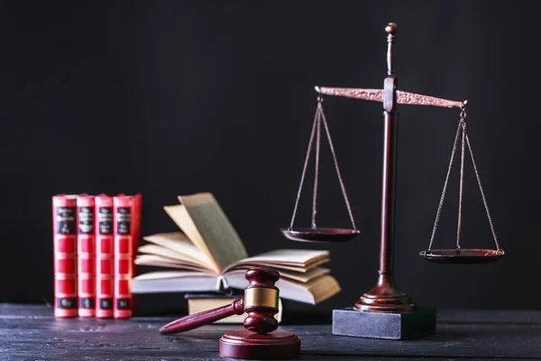 Gerechtigkeitswaage Hammer Und Bücher Rechts Und Gerechtigkeitskonzept — Stockfoto