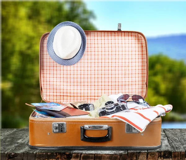 Retro Koffer Mit Vintage Kamera Und Klamotten Reisen Und Urlaub — Stockfoto