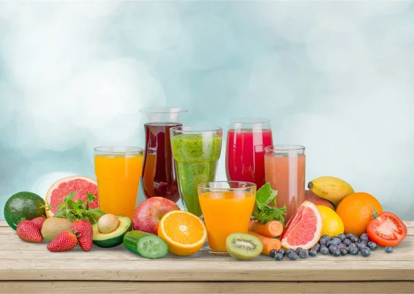 Varios Jugos Saludables Con Frutas Frescas — Foto de Stock