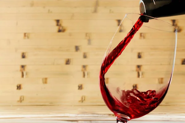 Красное Вино Наливают Бокал Крупным Планом — стоковое фото