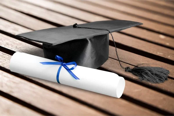 卒業の帽子および免状 教育コンセプト — ストック写真