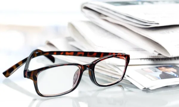 Stack Tidningar Och Glasögon Bakgrunden — Stockfoto