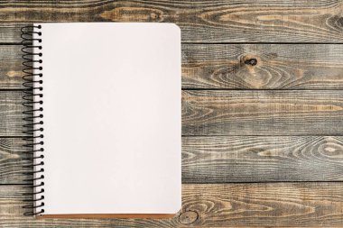 ahşap masa boş sayfada ile Spiral Defter 