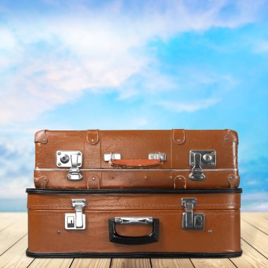 Eski bavulları yığını. Seyahat kavramı