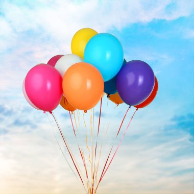 Parlak balonlar arka plan üzerinde demet