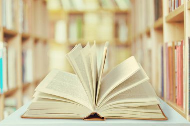 Açık arka plan üzerinde Vintage kitap