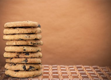 çikolata kurabiye arka plan üzerinde izole yığını