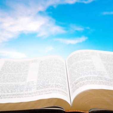 Kutsal İncil kitap masada açıldı 