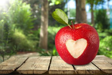 Elma ışık arka plan üzerinde oyulmuş kalp işareti olan