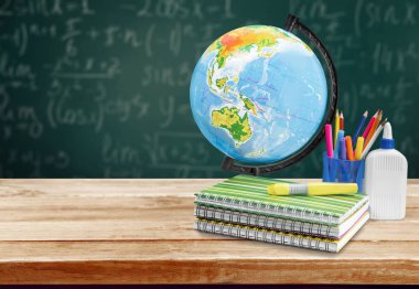 Renkli okul kırtasiyesi kompozisyonu, okula geri dönüş.