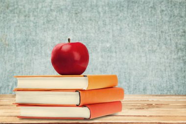 Renkli kitaplar ve Kırmızı elma yığını 