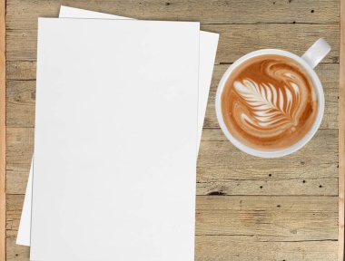 kapuçino ve boş kağıt levhalar ile beyaz kahve fincanı