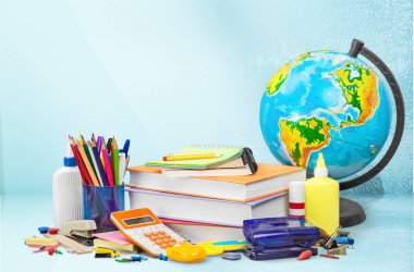 Renkli okul kırtasiyesi kompozisyonu, okula geri dönüş.