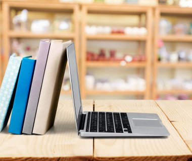 Arka plan üzerinde modern dizüstü bilgisayar