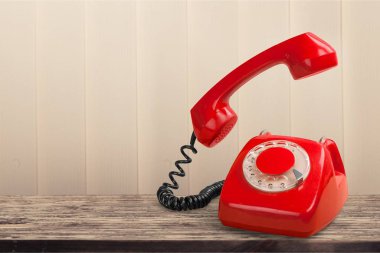 Ahşap masa üzerinde eski moda retro telefon