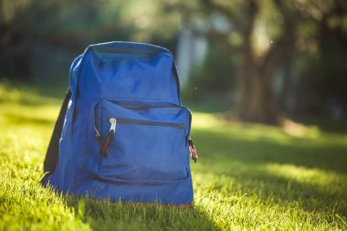 Ahşap masa üzerinde okul sırt çantası