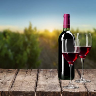 Kadehlerin ve şişe, tatlı kırmızı şarap