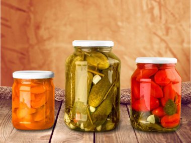 Kavanoz masada konserve sebzeler
