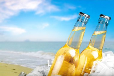 Bira şişeleri ile arka plan bulanık buza